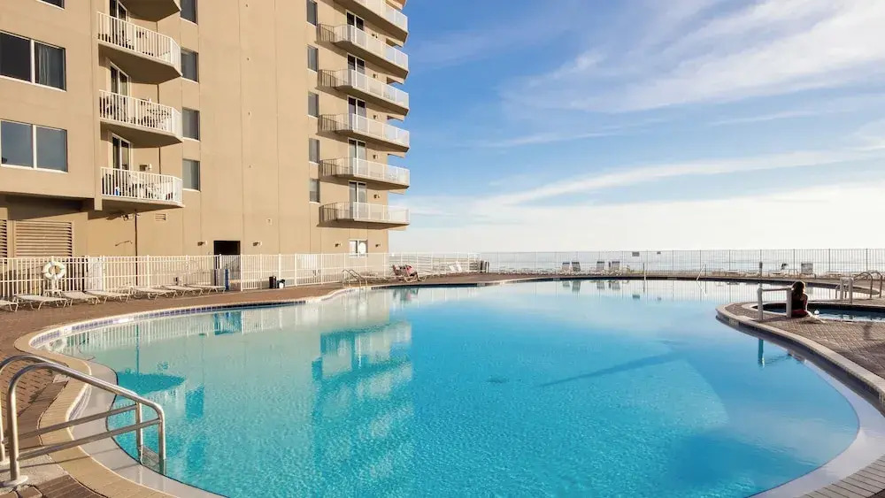 Tidewater Escape: 1br/2ba Beachfront Condo, Sleeps 6, Gulf Views & Comfort!