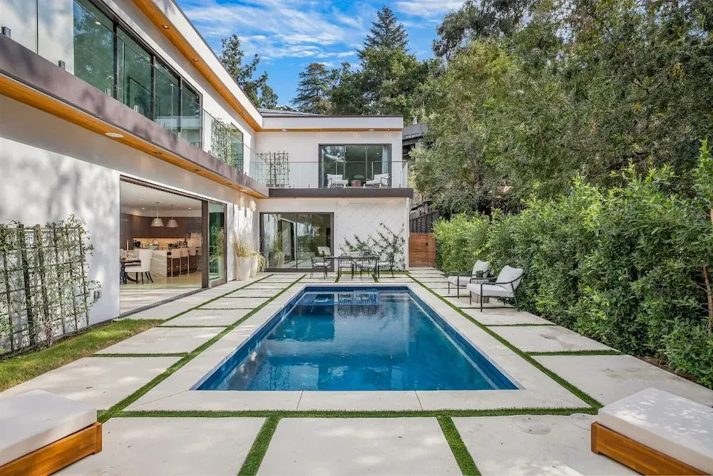 Laurel Canyon - Architectural Modern Estate With Pool & Landscaped Garden