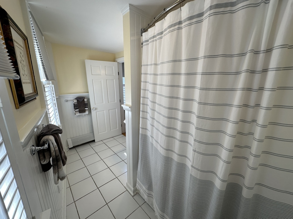 Spacious Three Room Suite Downtown Newport #16 1 Bedroom Home