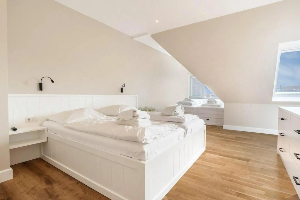 Hochwertig möblierte 2-Zimmer-Wohnung mit Balkon