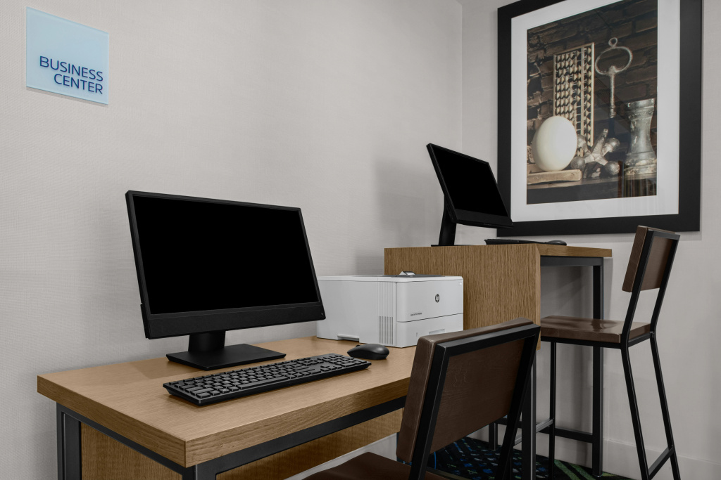 Holiday Inn Express & Suites Woodside LaGuardia Airport