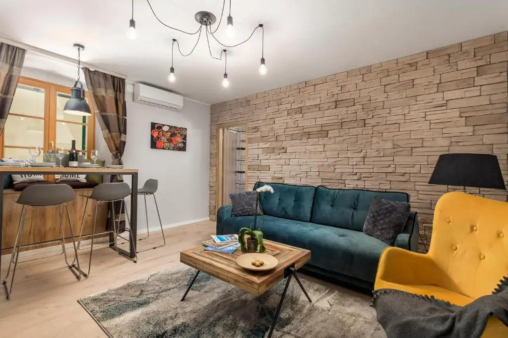 4 Season Apartments