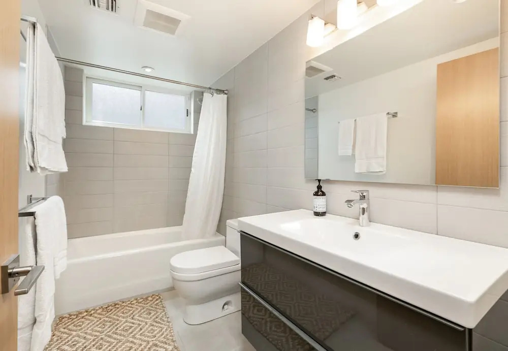 New Listing! Venice Canal-front W/ Pool, Near Beach 5 Bedroom Home
