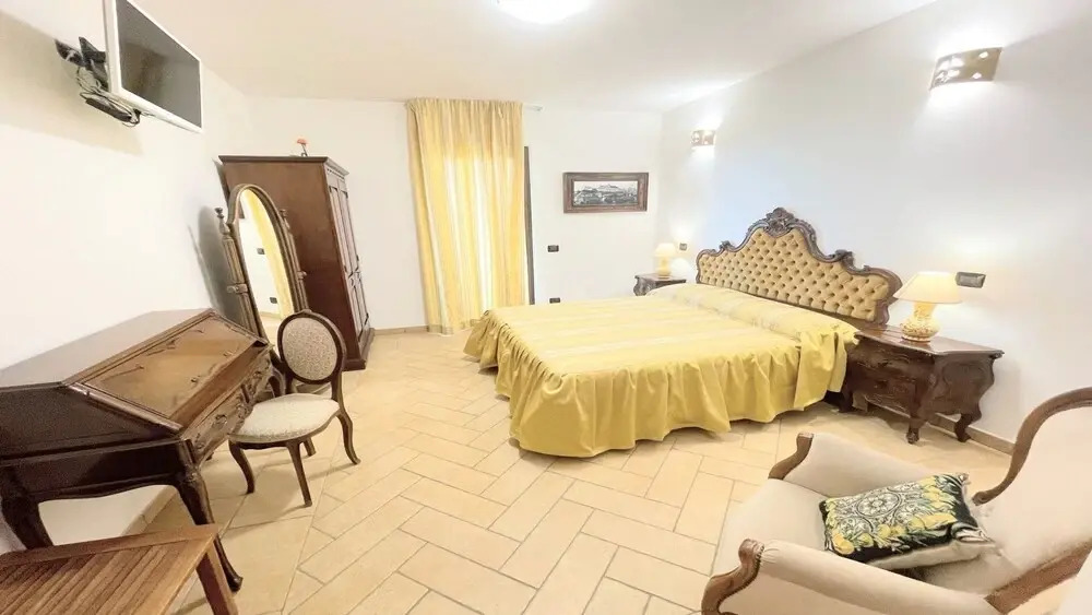 24 Guests - Heartbreaking Lake View and Pool