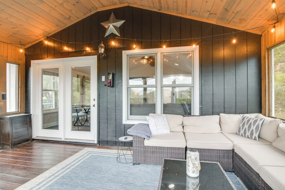 Steps to Table Rock Lake! Family Escape w/ 2 Decks