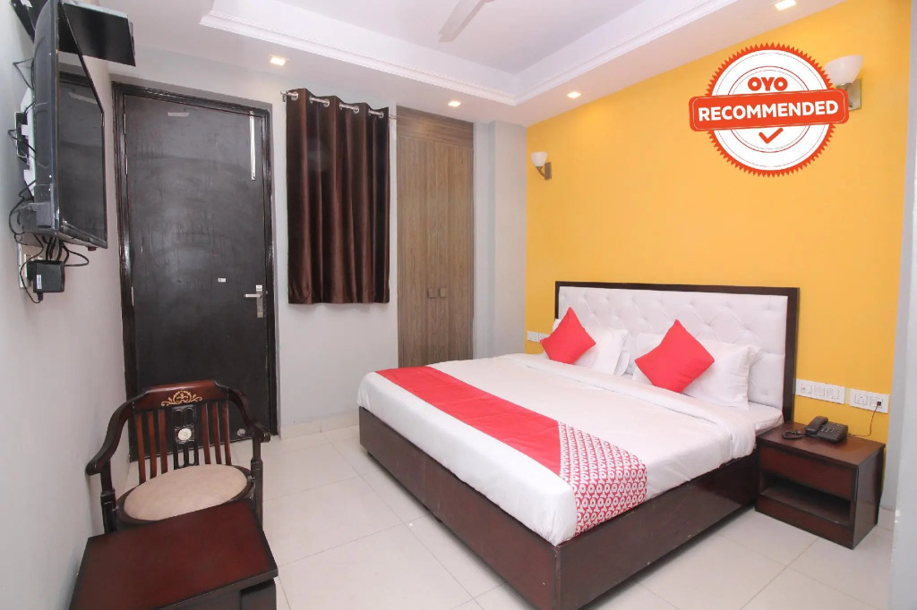 OYO Townhouse 606