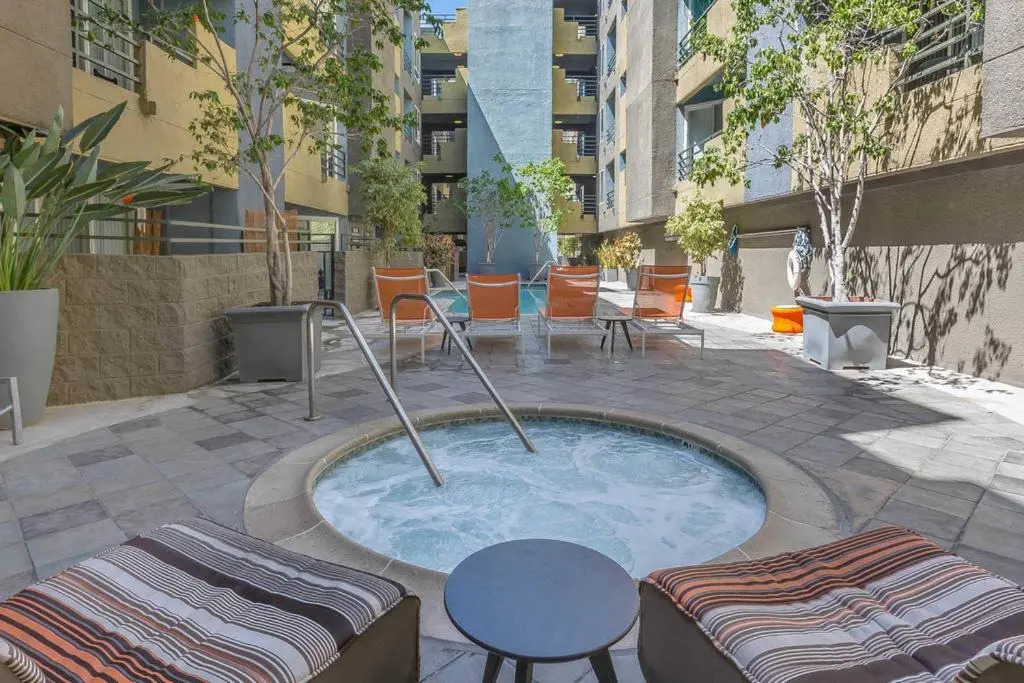 HOLYWOOD HILLS !!! 2BED Studio !!!
