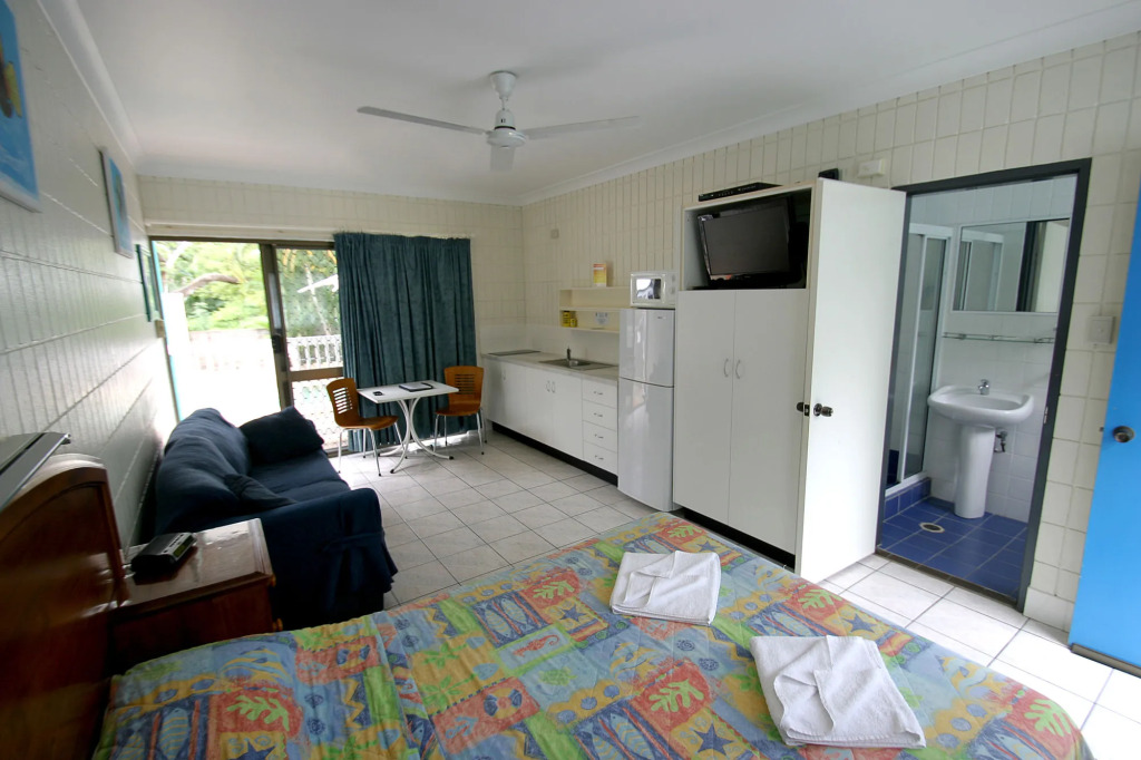 Tropical Palms Resort & 4WD Hire