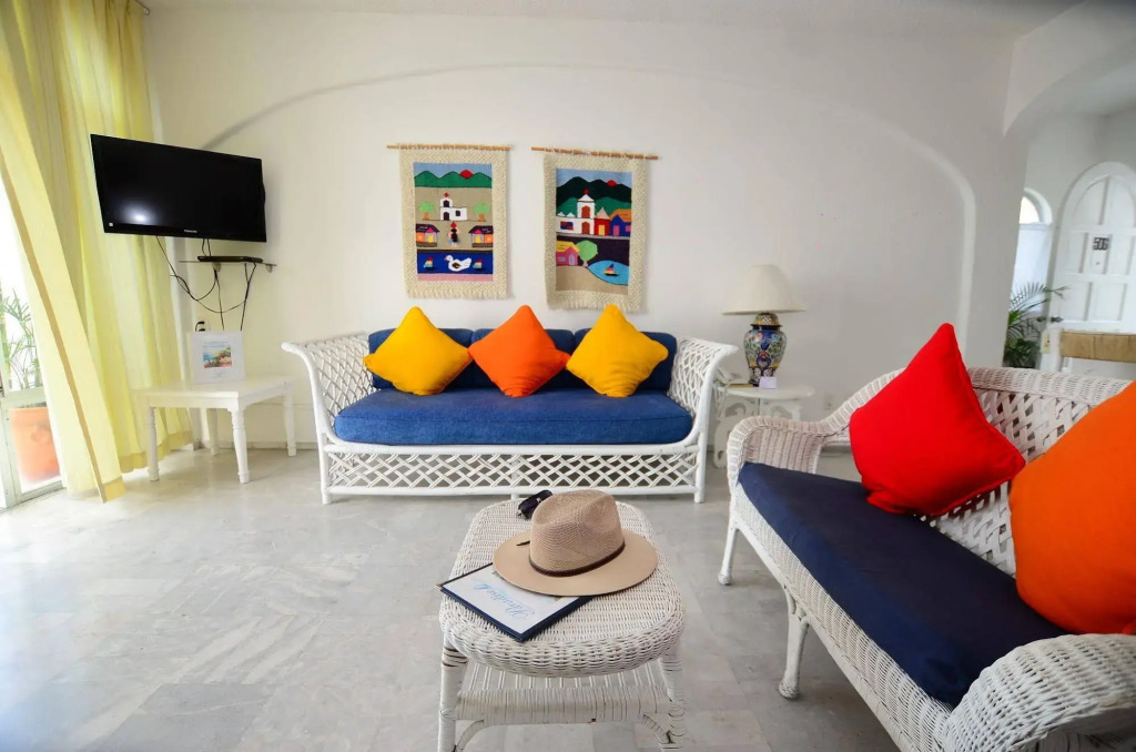 Dolphin Cove Inn