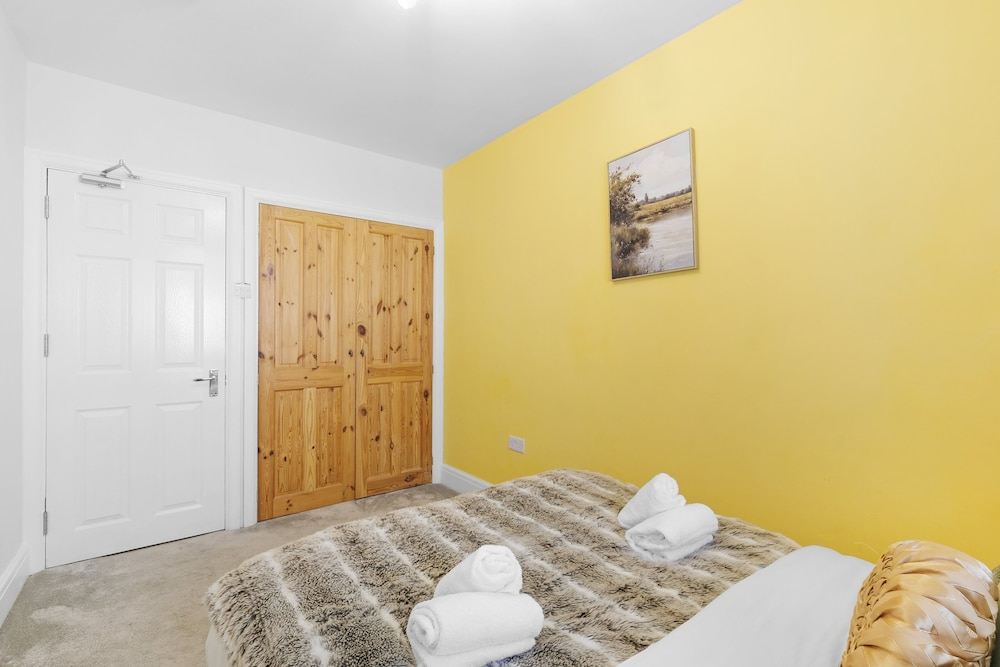 Spacious 5 Bedroom Family Home in Harrow