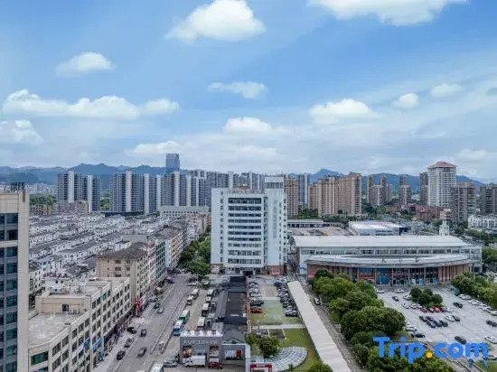 Elong Deluxe International Hotel (Tiantai Mountain High-speed Railway Station)