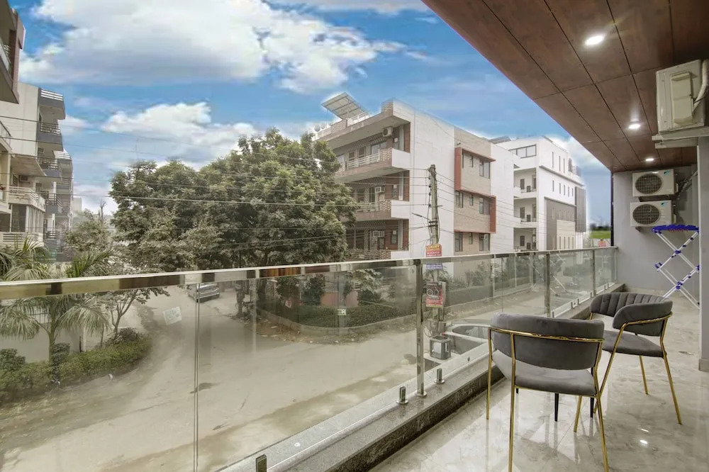 Lime Wood Stay Near Huda City Centre