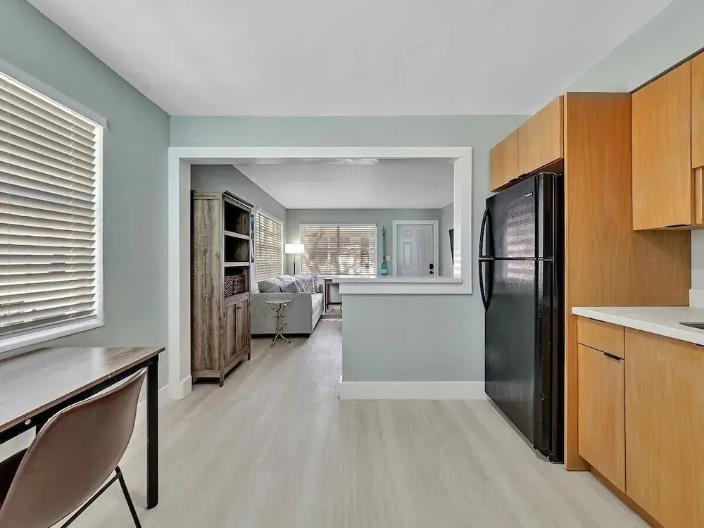 Beachside 1BR Apt Walk to Hollywood & Dania Beach
