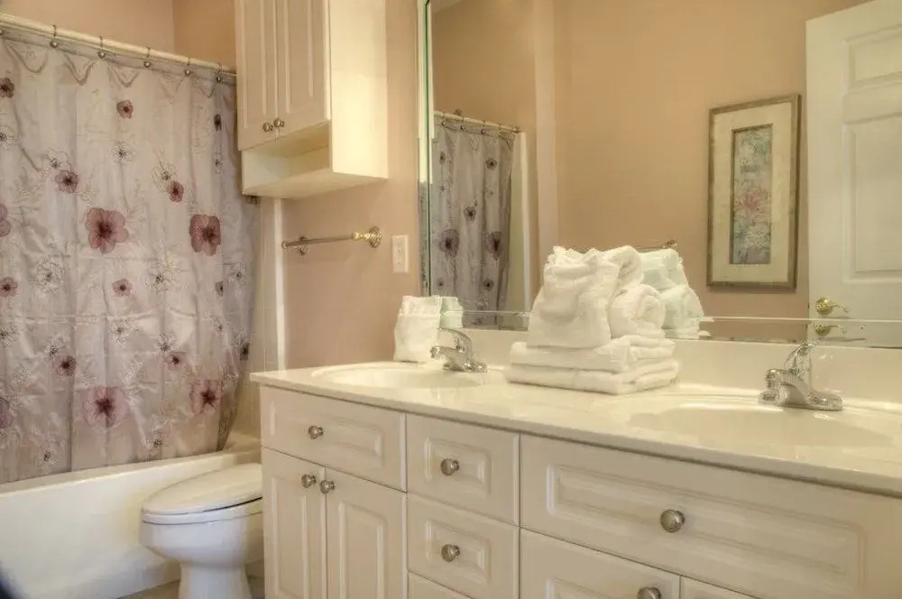 Magnolia Pointe 203 4833P 2 Br condo by RedAwning