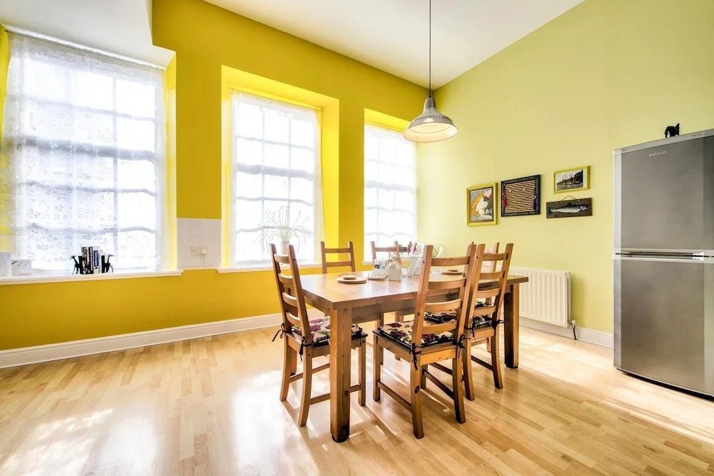 3bed/3bath Townhouse With Free Parking and Balcony