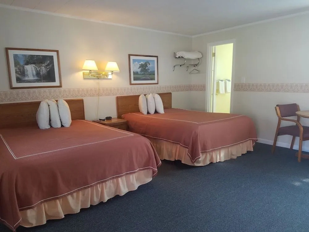 A Holiday Motel - Maggie Valley