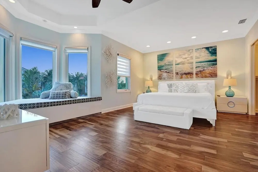 518 Massive Waterfront Home With Pool