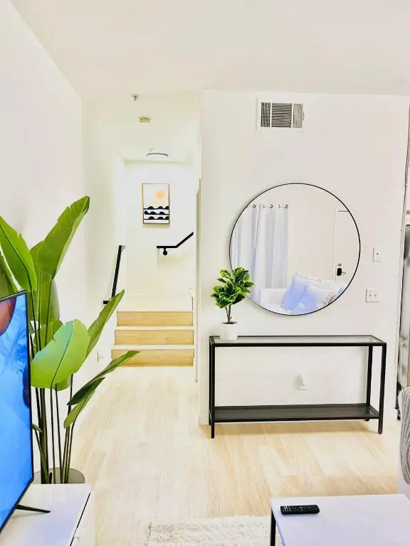 Lovely 2-story 2-bedroom unit with free secure parking