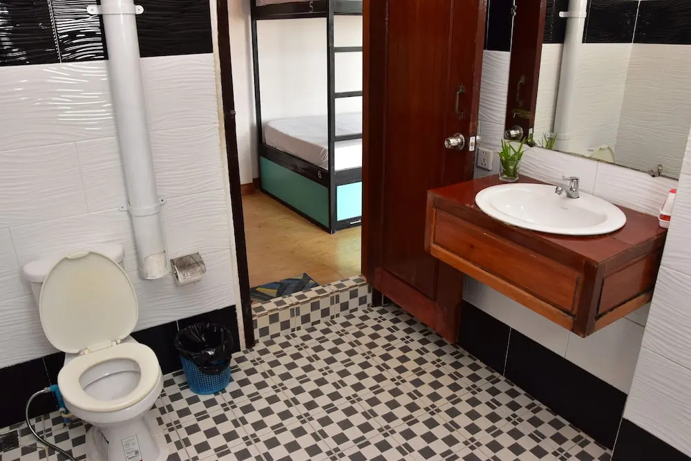 Mad Monkey Hostel Kampot