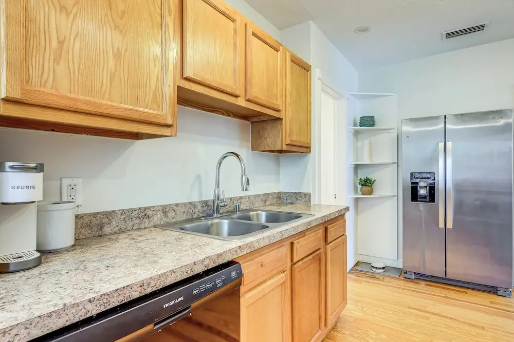 4 Mi to Dtwn Jacksonville: Chic Home w/ Porch!