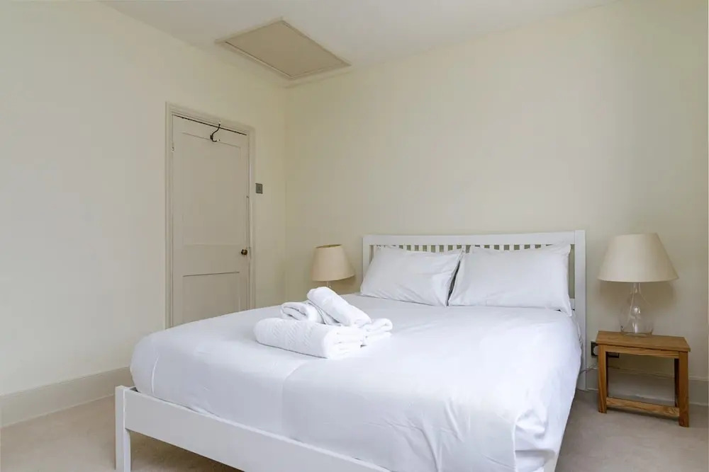 Marvelous 3BR Kennington House w Garden by GuestReady