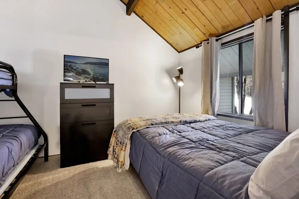 2231-summit View 2 Bedroom Home by RedAwning