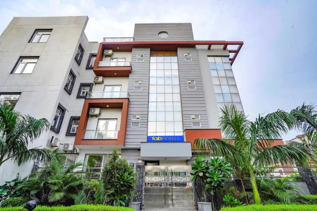 Yoyo Rooms Near Saphire International School Sector 70