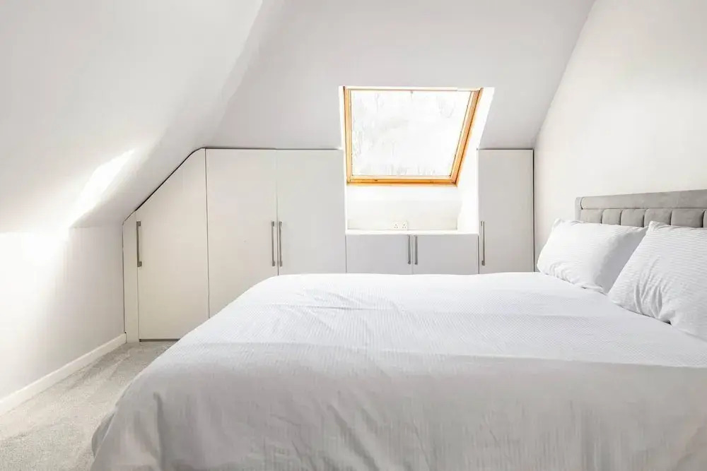Stunning 5 Bedroom Large Apartment With Parking