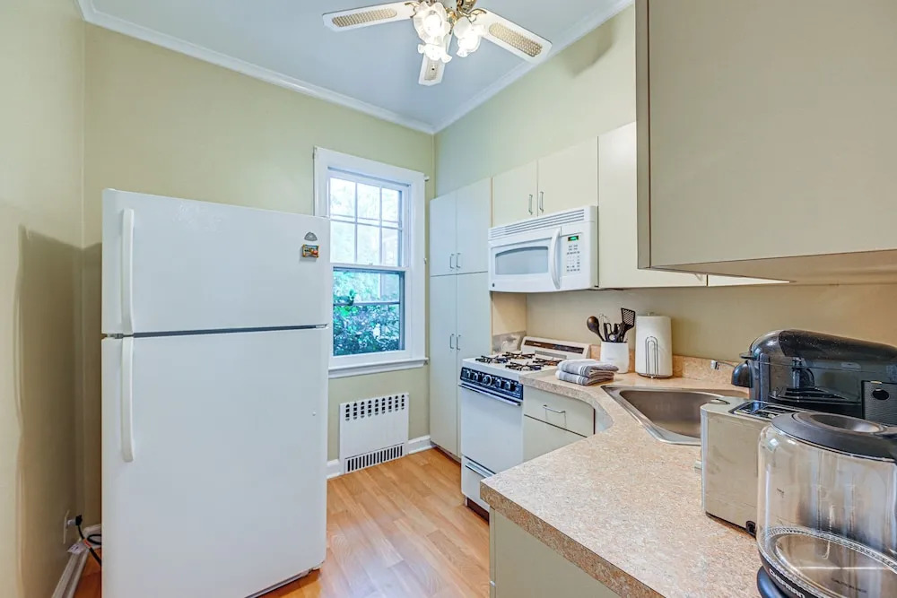 Historic Mamaroneck Guest House - Walk to Harbor!