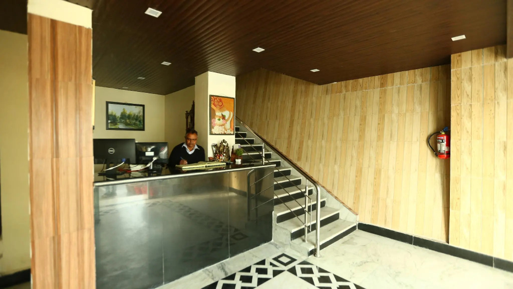 Treebo Mayur, Mall Road