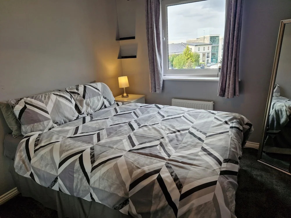 Stylish 2-bed Apartment - Sleeps 4, Parking & Wifi