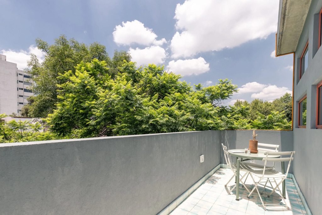 Casai 1BR Top Floor in an Art Deco Building!