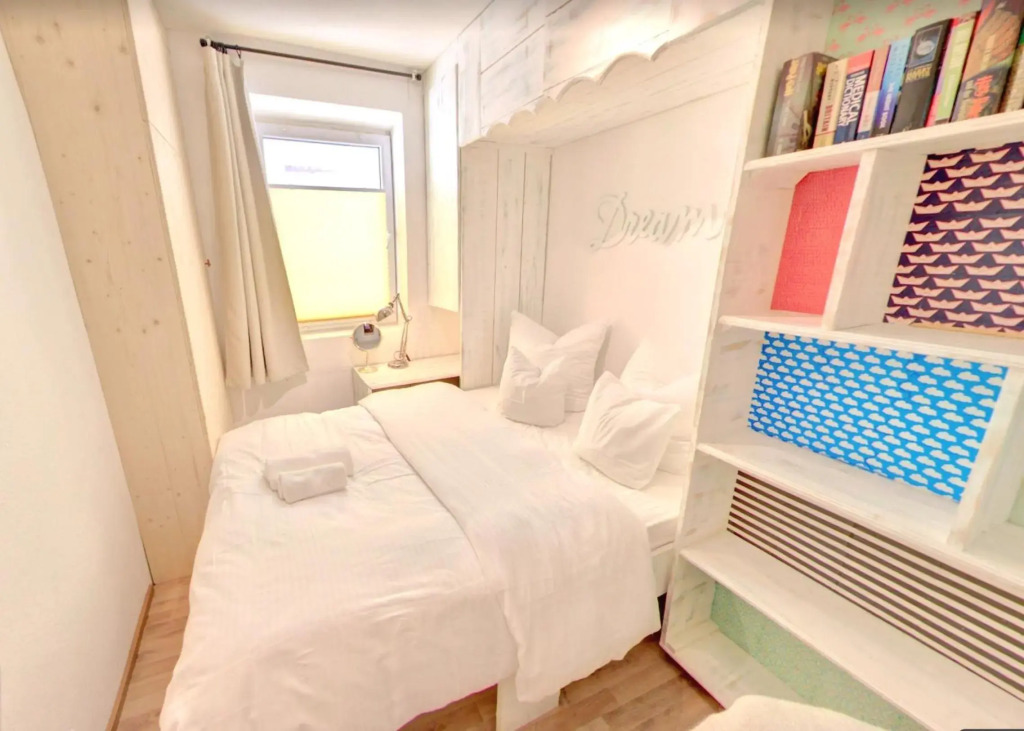 DMG - 'Large, Luxurious Ground Floor' Apartment
