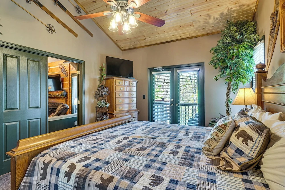 4 Mi to Gatlinburg Strip: Serene Cabin w/ Hot Tub!