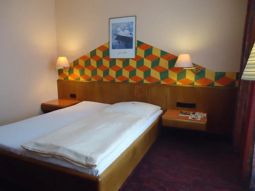 enjoyHotel garni Korntal Stuttgart b&b Parkplatz Sprinter Penny eTank Porsche-Museum