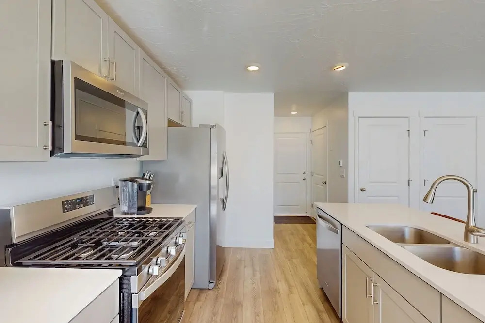 3 BR Townhouse w/ Mountain Views & Central Air
