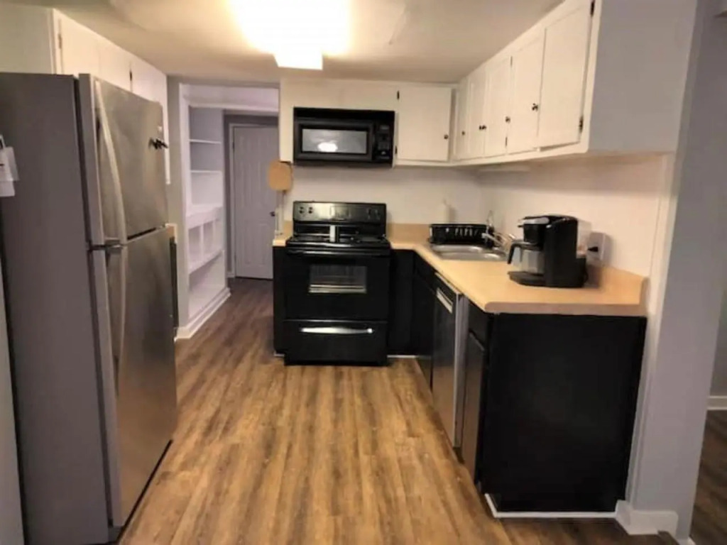 3 Bed 3 Bath House, Conveniently close to everything, Smart Tvs in all rooms whole house to yourself