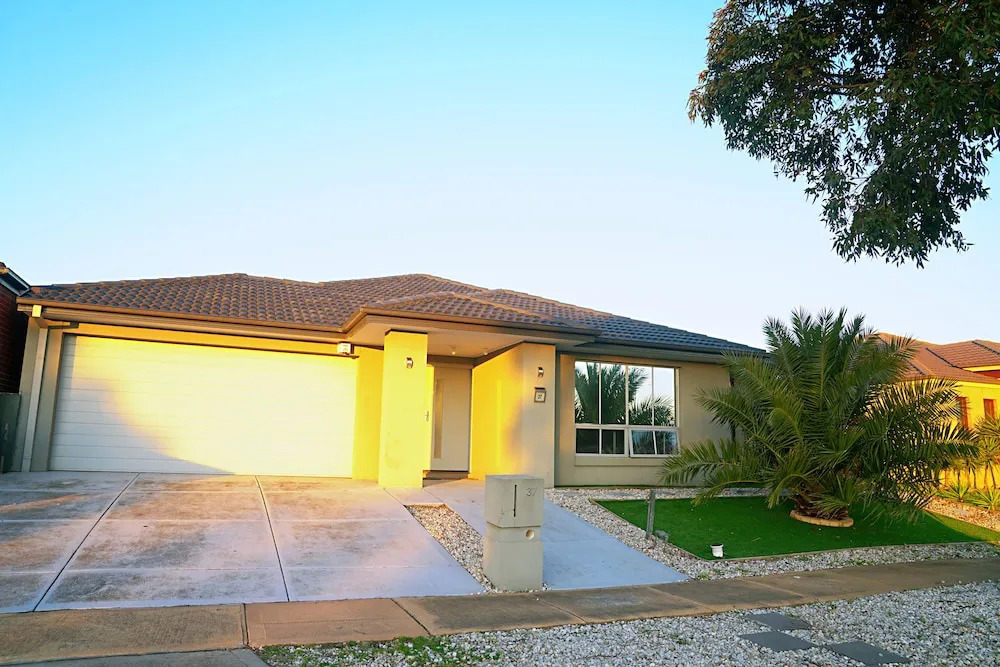 Designer Decor Home with 8Beds at Williams Landing