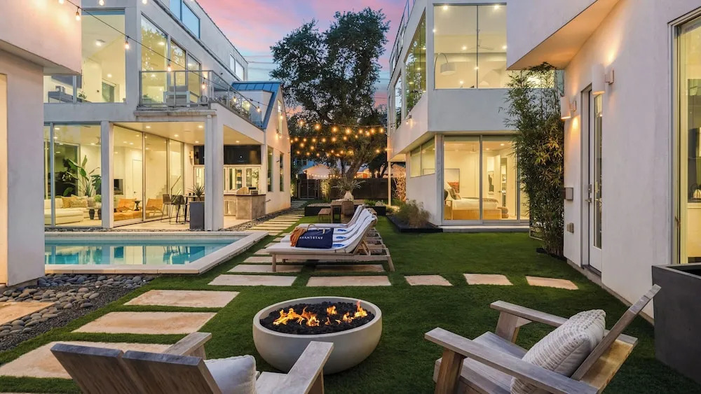 Luxe 11bdr w/ Putting Green, Game Room, Pool Bouldin Collective by Avantstay