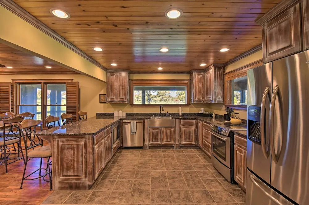 Clarkesville Ranch Cabin w/ Screened-in Porch!