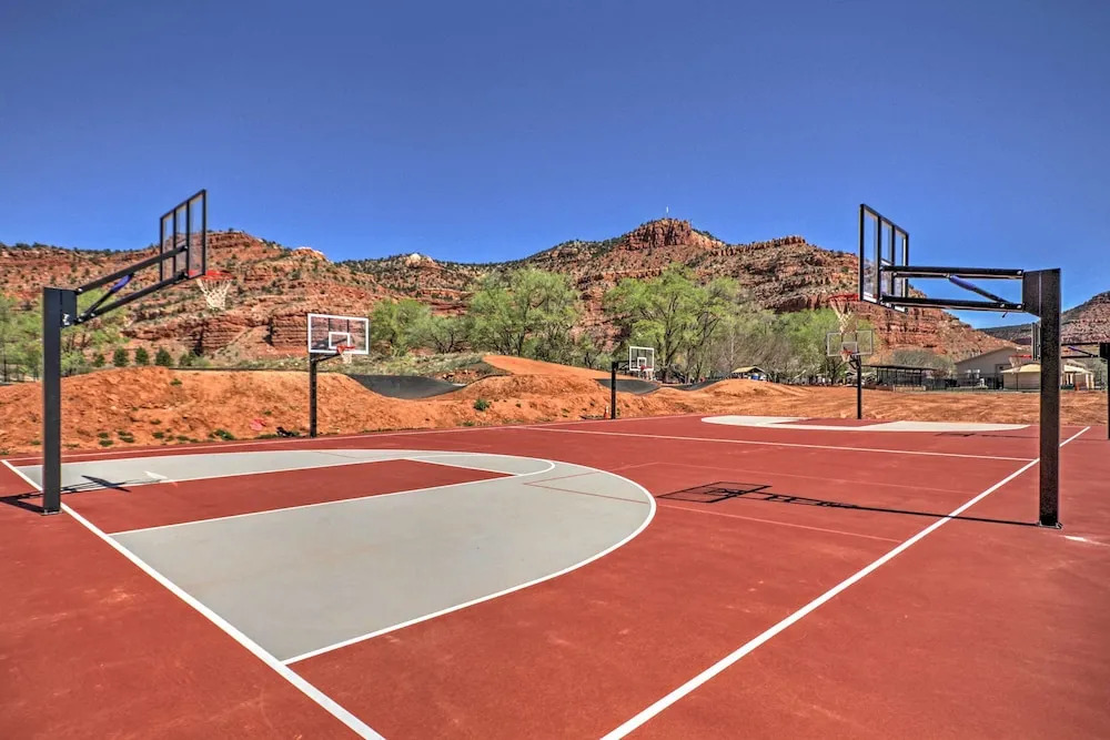 Beautiful Kanab Home w/ Yard - Walk to Restaurants
