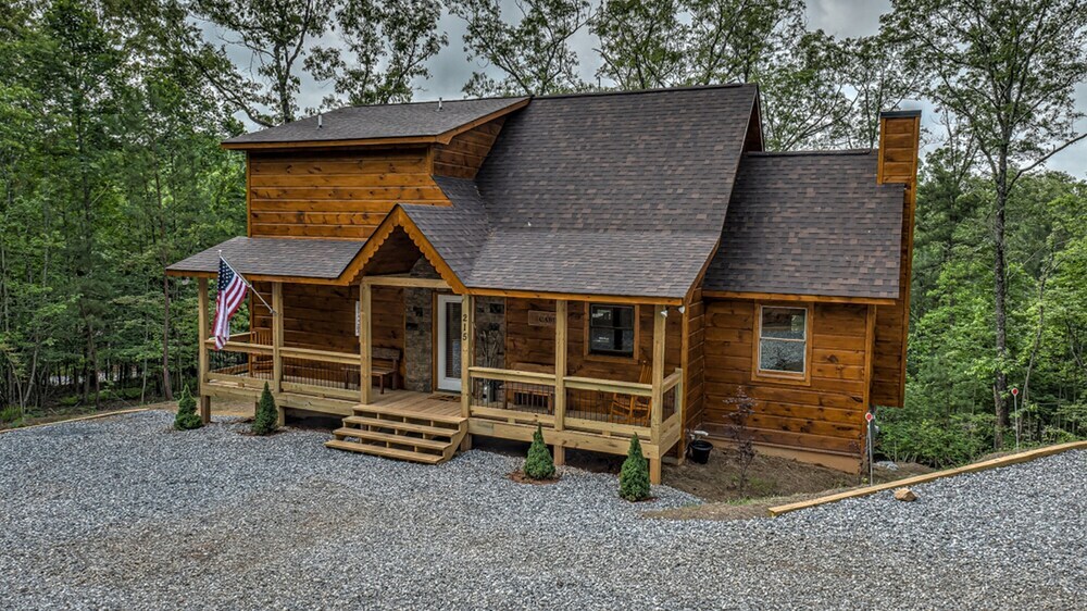 A Cozy Corner Cabin by Escape to Blue Ridge