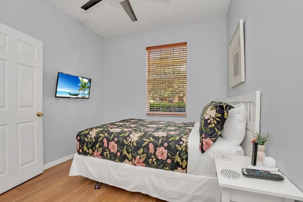 Gorgeous 3 bed Room Townhome Minutes to all the Attractions
