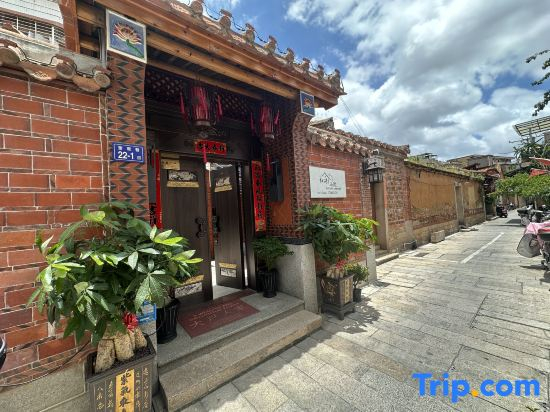 Red Brick Courtyard Homestay