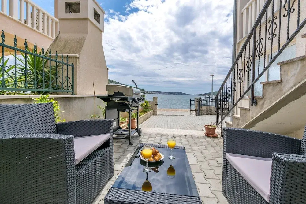 Apartments Villa J i M by the sea