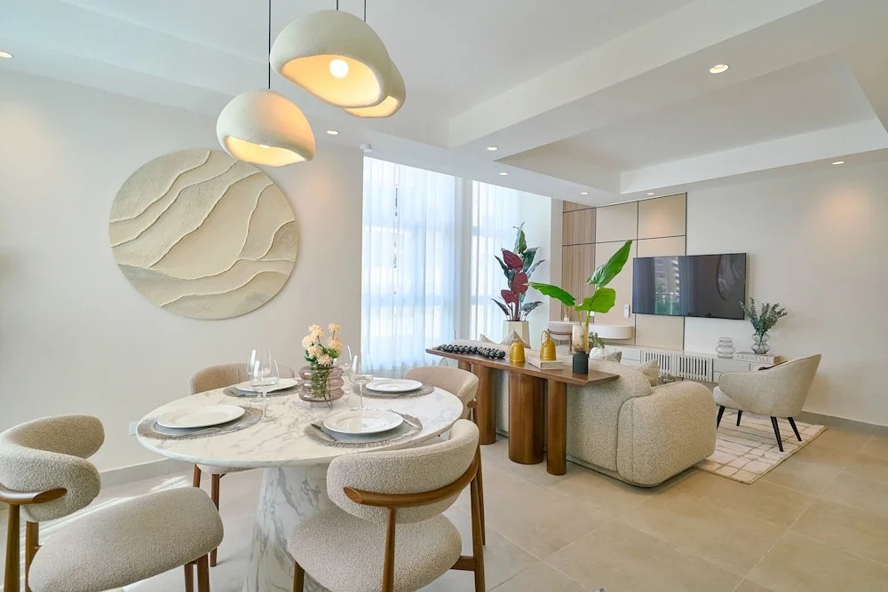 The LUX Natural Art Downtownsd Pool Gym 2BR
