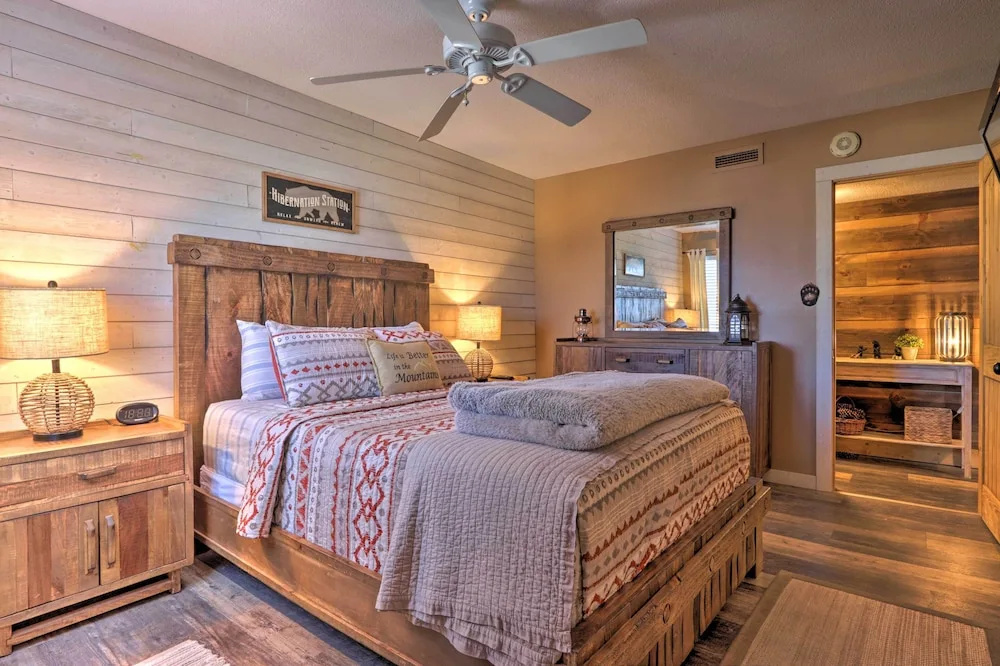 4 Mi to Natl Park: Mtn-view Gatlinburg Retreat!