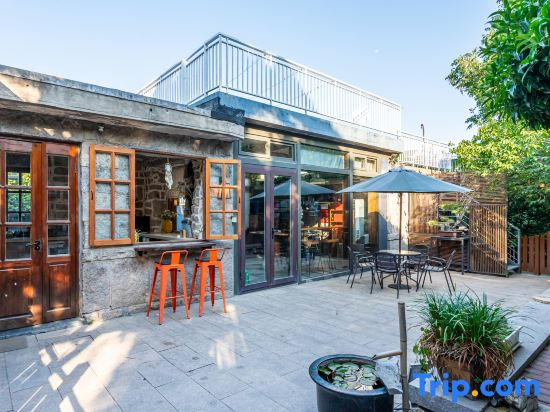 Quequer returned to the courtyard