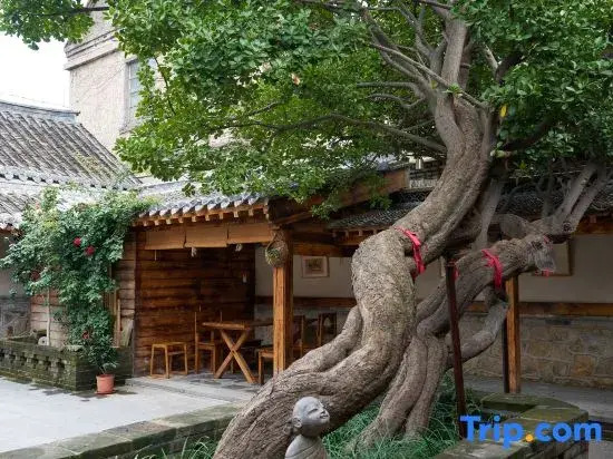 Two Holly Trees Coastal Courtyard Homestay (Yantai Mountain Scenic Area)