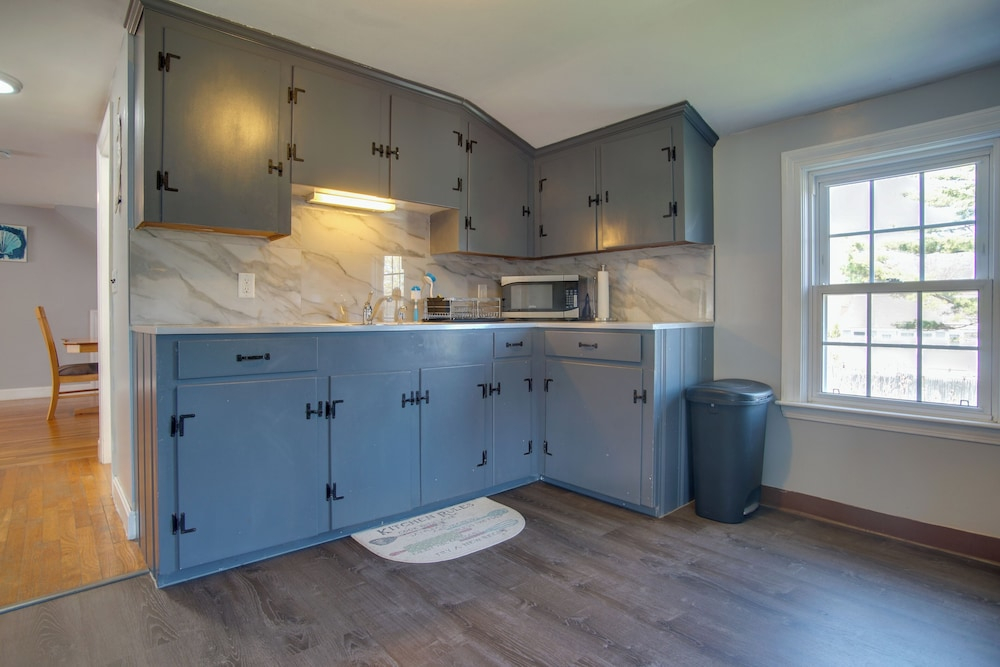 Romantic Cape Cod Beach Retreat 1 Mi to the Ocean